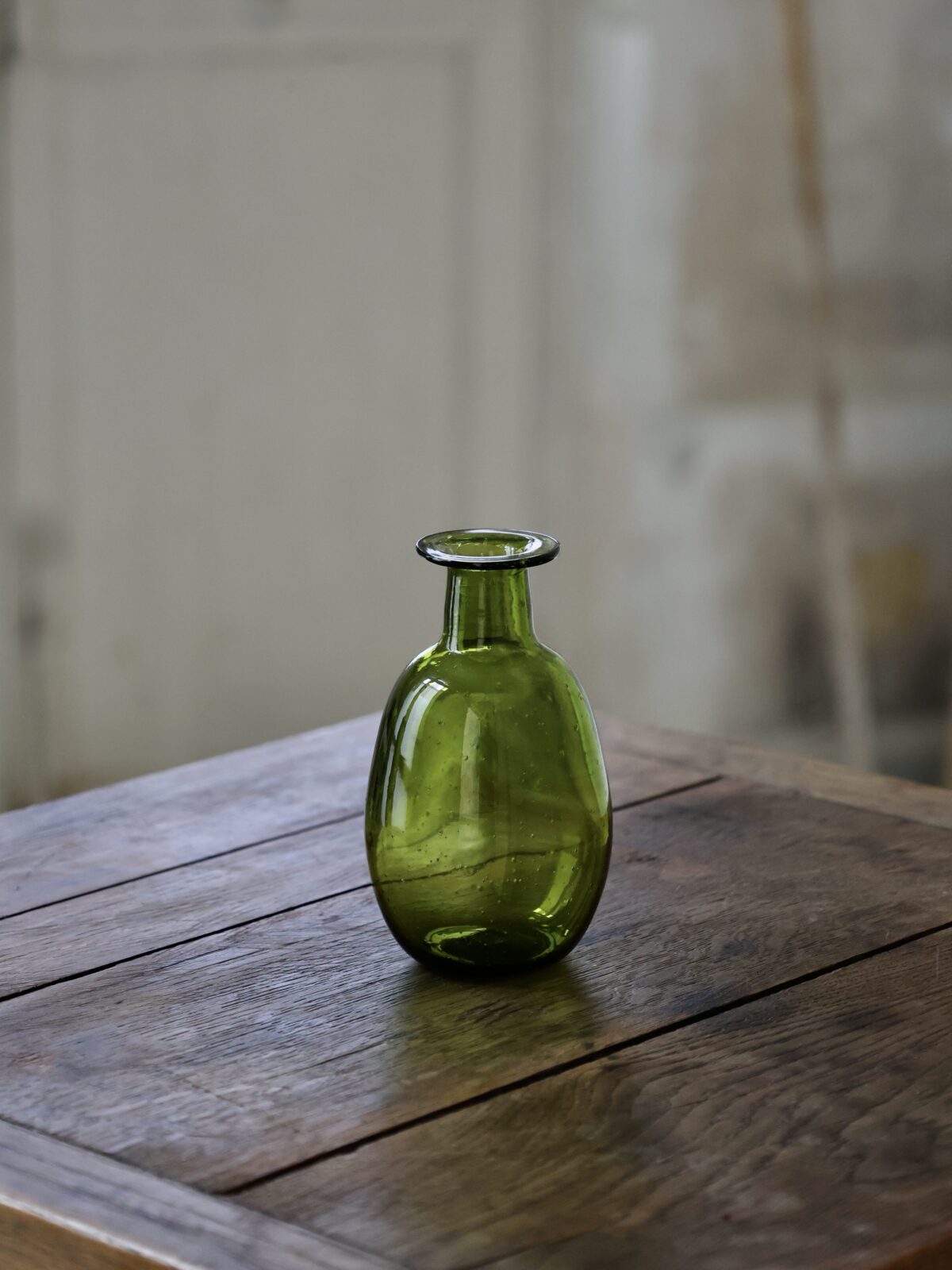 amour-sans-anse-olive-bud-vase-mouth-blown-by-la-soufflerie