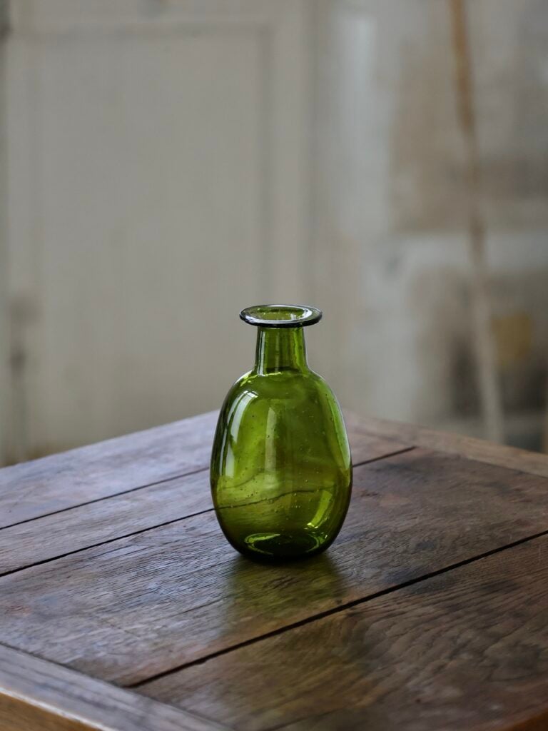 amour-sans-anse-olive-bud-vase-mouth-blown-by-la-soufflerie