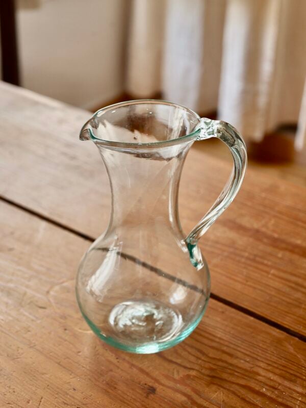 pichet-petit-avec-anse-transparent-carafe-drinkware-mouth-blown-recycled-glass