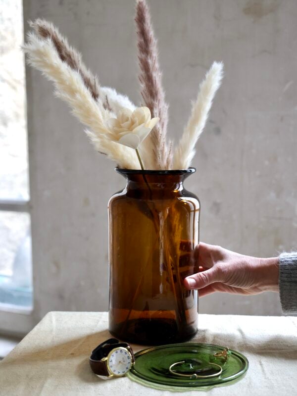 Mouth-blown vase using recycled glass