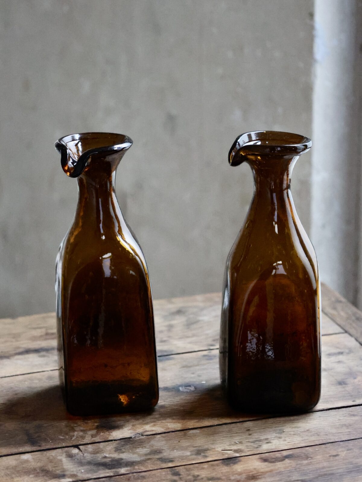 frigo-avec-bec-dark-brown-mouth-blown-recycled-glass