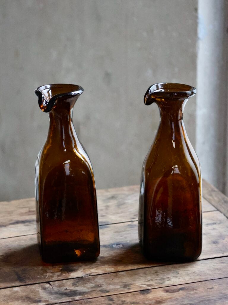 frigo-avec-bec-dark-brown-mouth-blown-recycled-glass