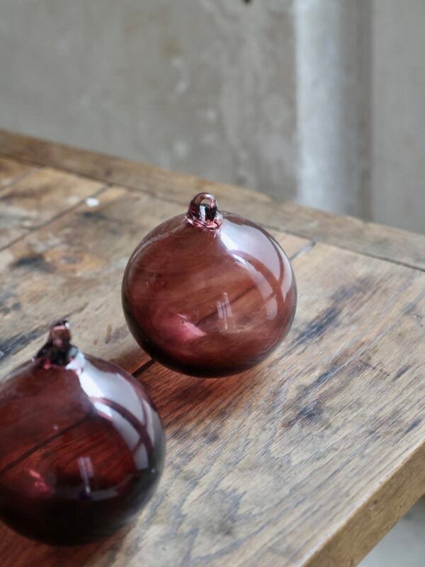 boule-8cm-framboise-mouth-blown-recycled-glass