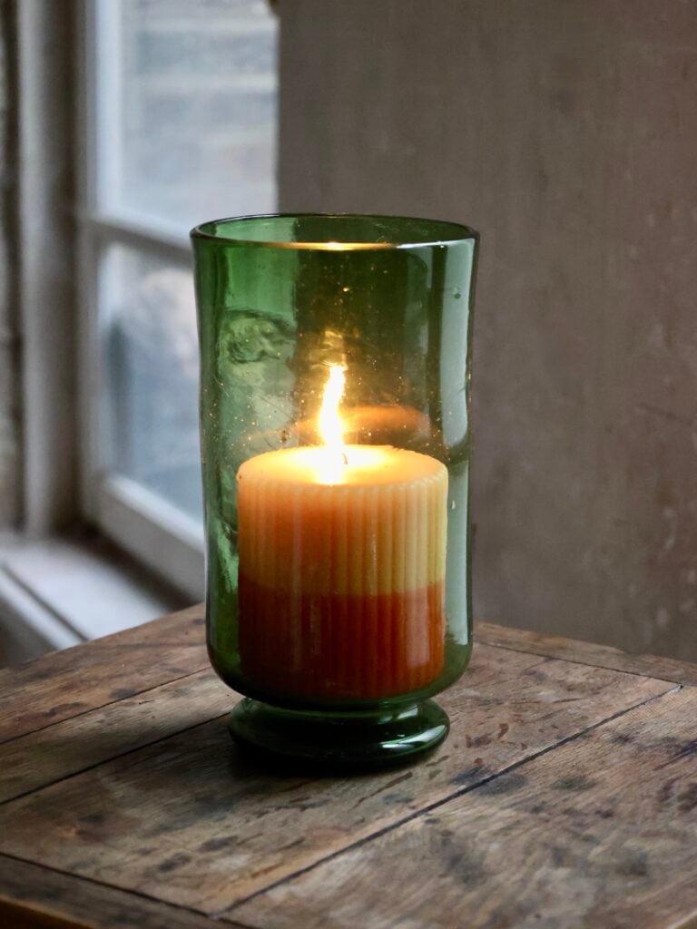 pied-douche-vert-fume-mouth-blown-recycled-glass