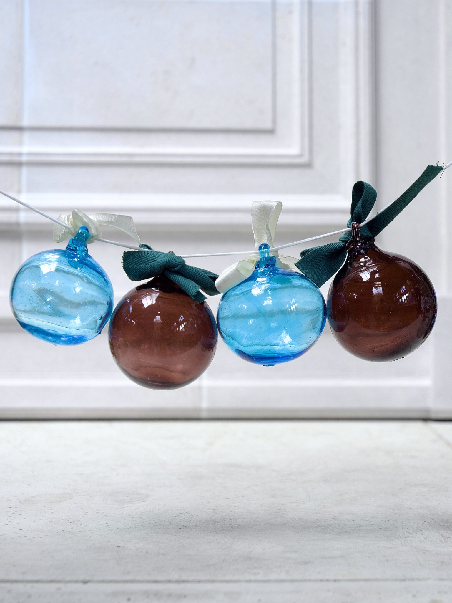 la-soufflerie-boule-framboise-16cm-muth-blown-recycled-glass