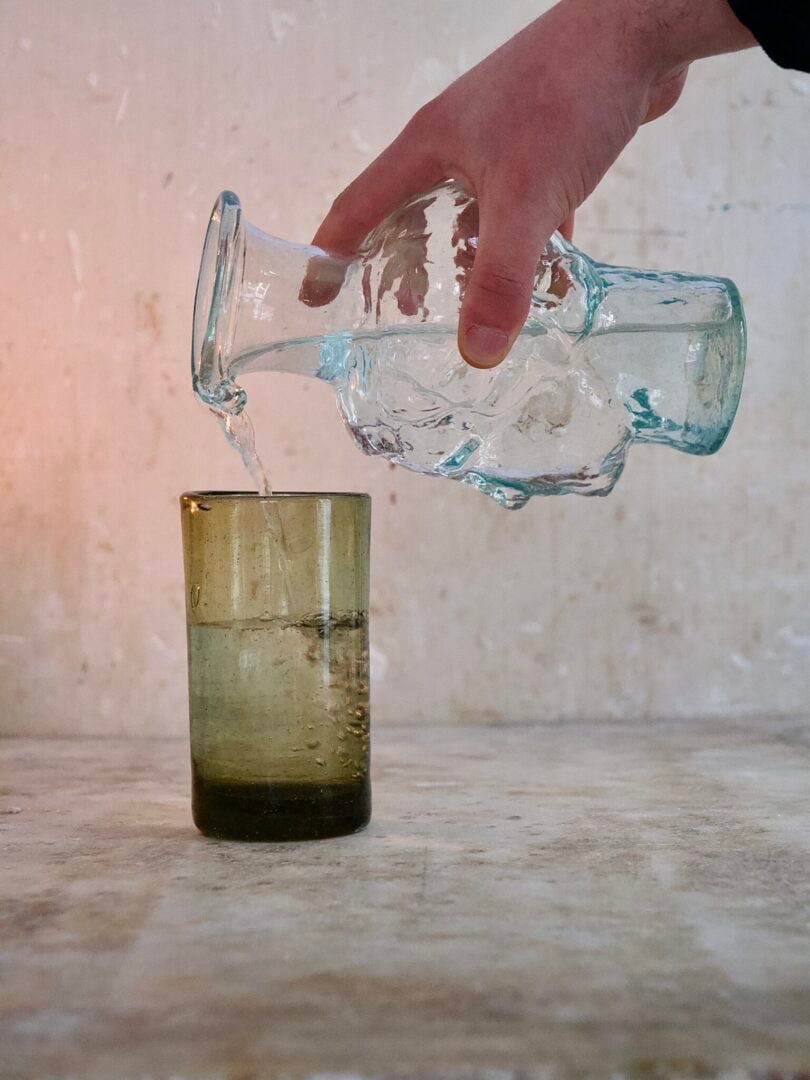 la-soufflerie-roma-avec-bec-transparent-face-vase-carafe-mouth-blown-recycled-glass