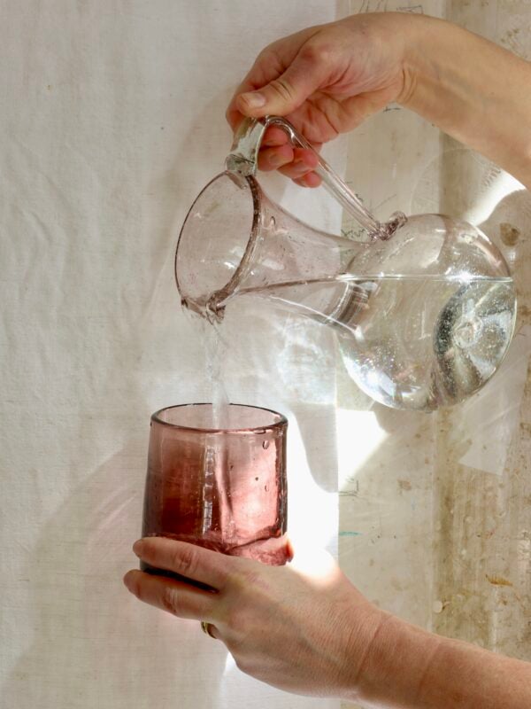 la-soufflerie-pichet-petit-avec-anse-framboise-transparent-drinkware-carafes-pichers-decanters-hand-blown-recycled-glass