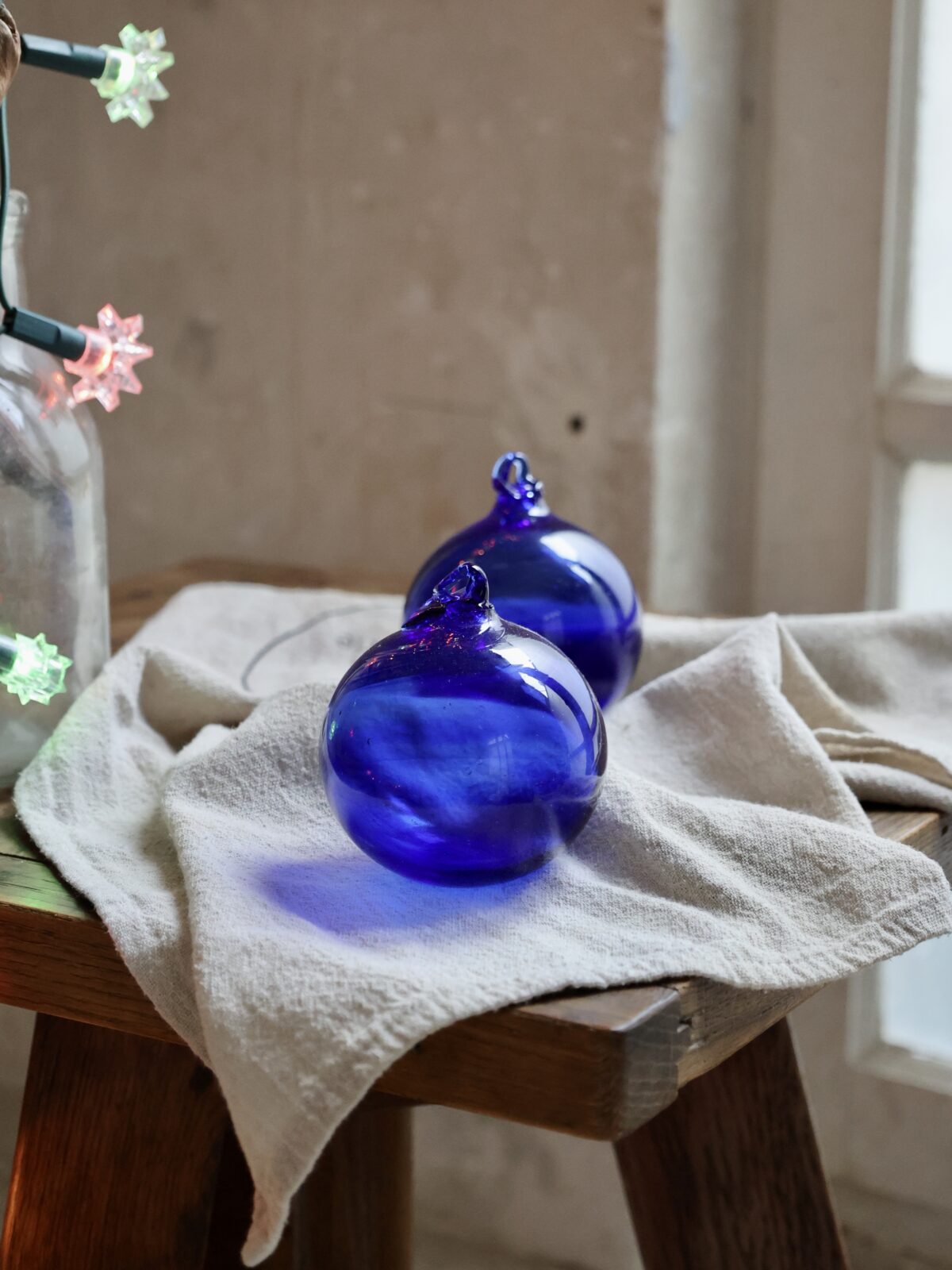 la-soufflerie-boule-dark-blue-8cm-christmas-ball-mouth-blown-recycled-glass