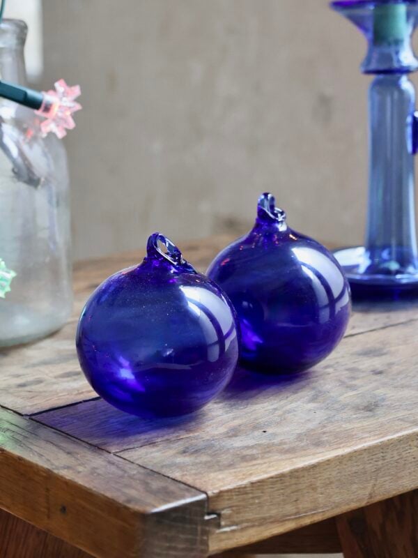 la-soufflerie-boule-dark-blue-8cm-christmas-ball-mouth-blown-recycled-glass