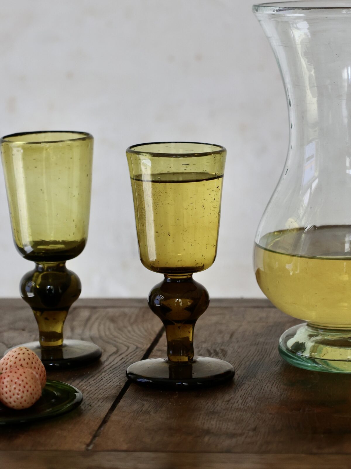 la-soufflerie-white-wine-glass-miel-drinkware-stem-glasses-mouth-blown-recycled-glass