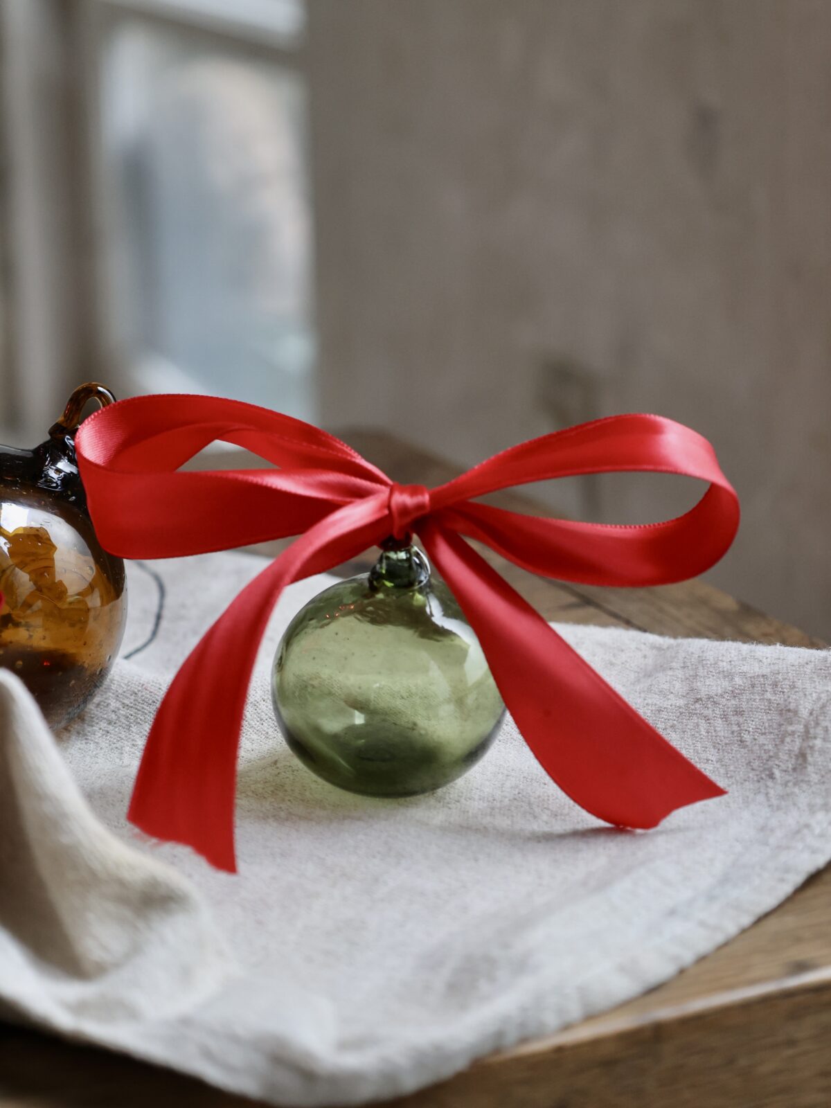 boule-6cm-vert-olive-verre-recycle-souffle-bouche
