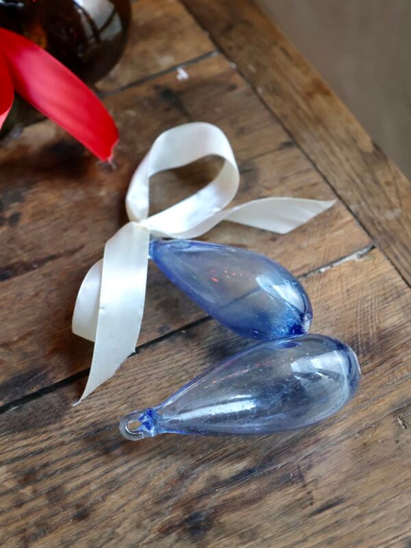 boule-goutte-light-blue-mouth-blown-recycle-glass