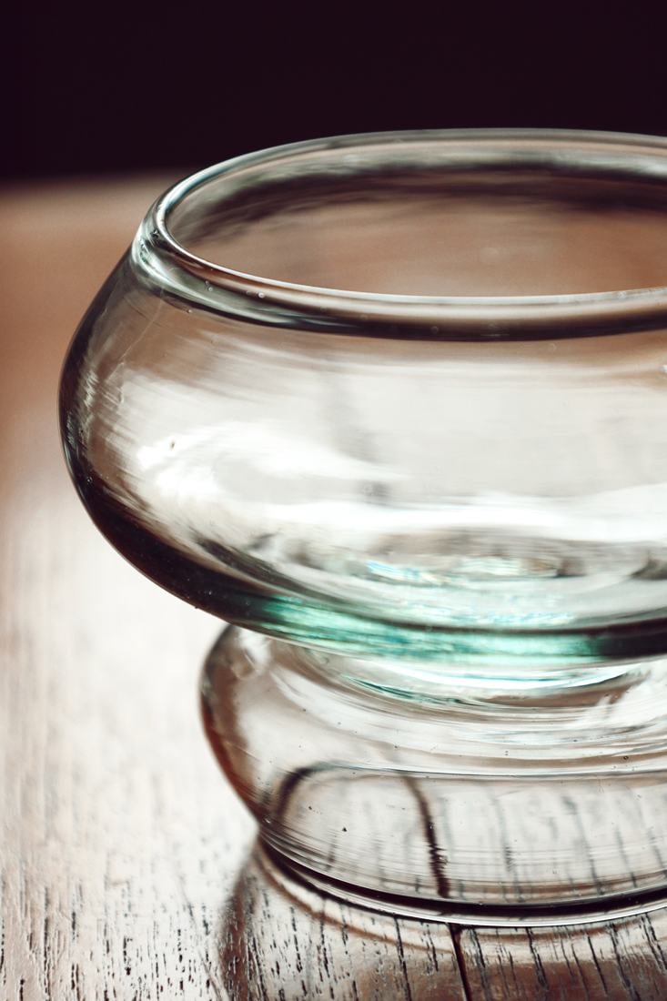 Reversible coupe on a wooden table